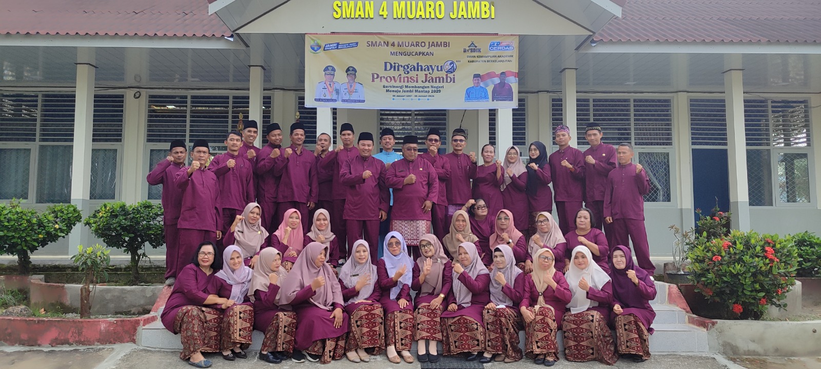 Keluarga besar guru dan staf SMA Negeri 4 Muaro Jambi